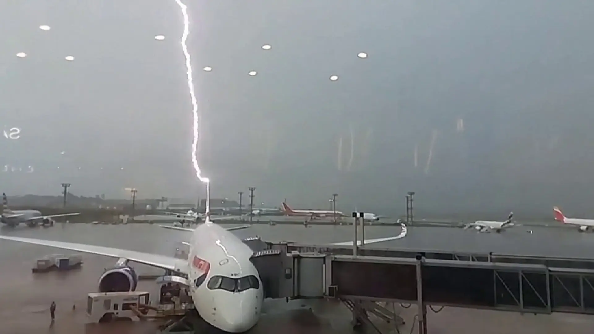 Captan el momento en el que un rayo cae sobre un avión en un aeropuerto brasileño