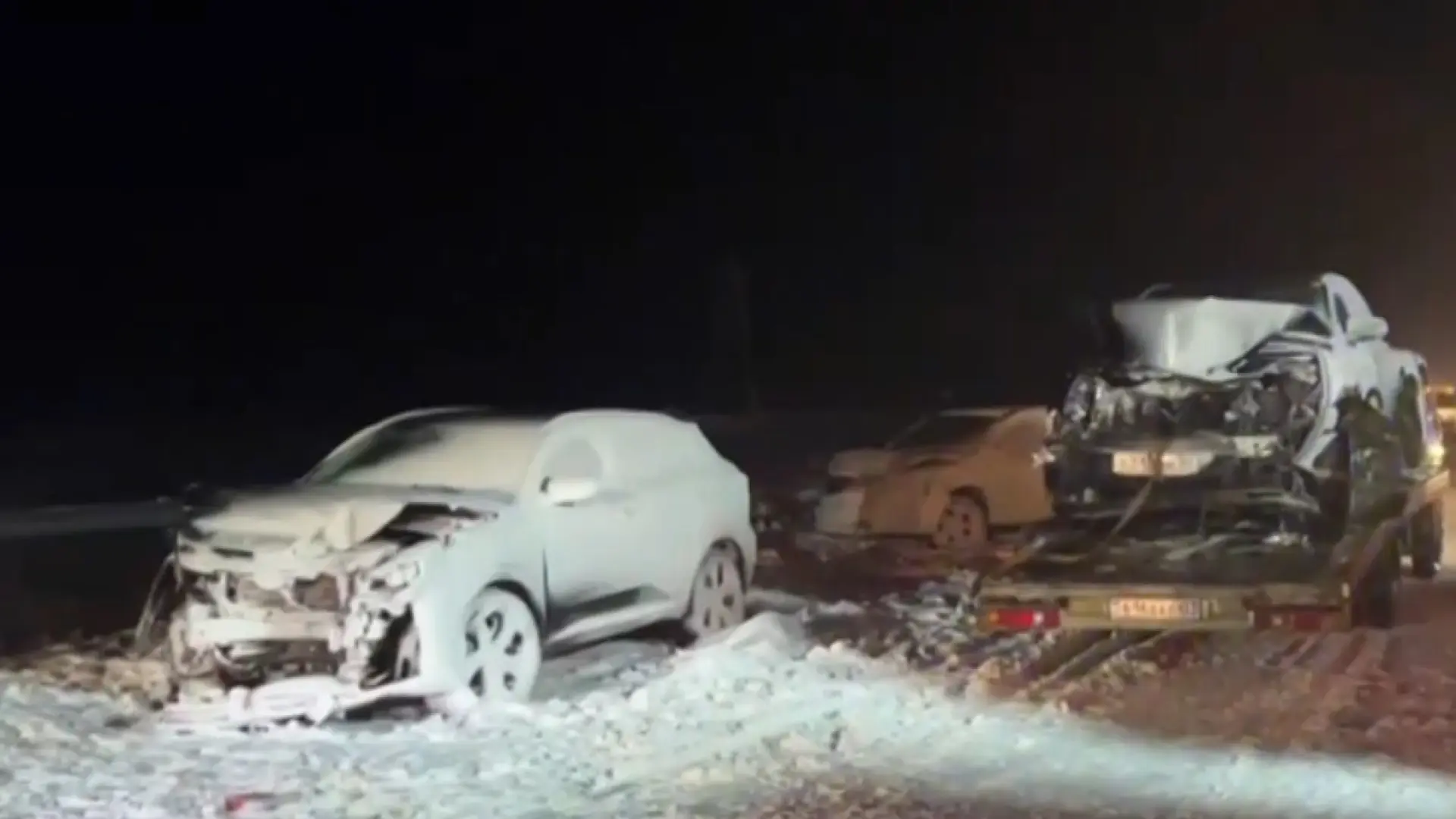 Casi un centenar de vehículos colisionan en una carretera de Kazajistán debido a una tormenta de nieve