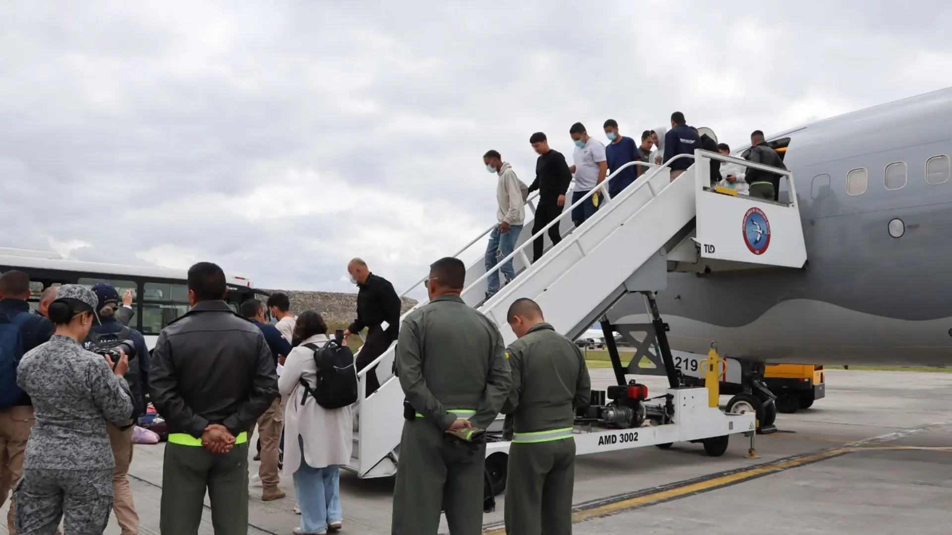 Llega a Bogotá un tercer avión colombiano con 105 deportados de EEUU