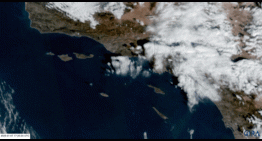 La espectacular imagen de satélite que muestra el humo de un incendio en Los Ángeles sobre el Océano Pacífico