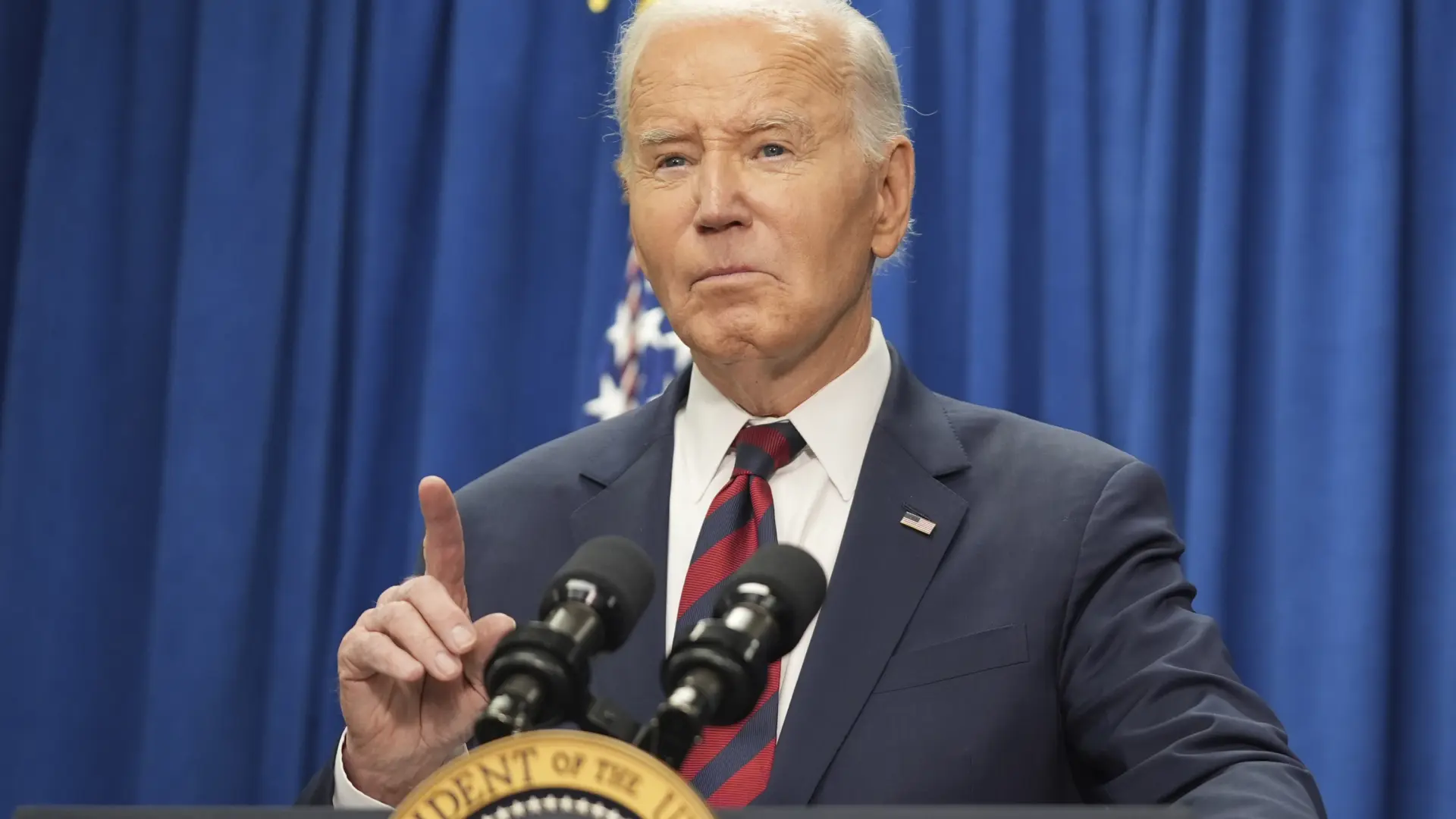 Biden firma en sus últimas horas como presidente indultos preventivos para altos cargos amenazados por Trump