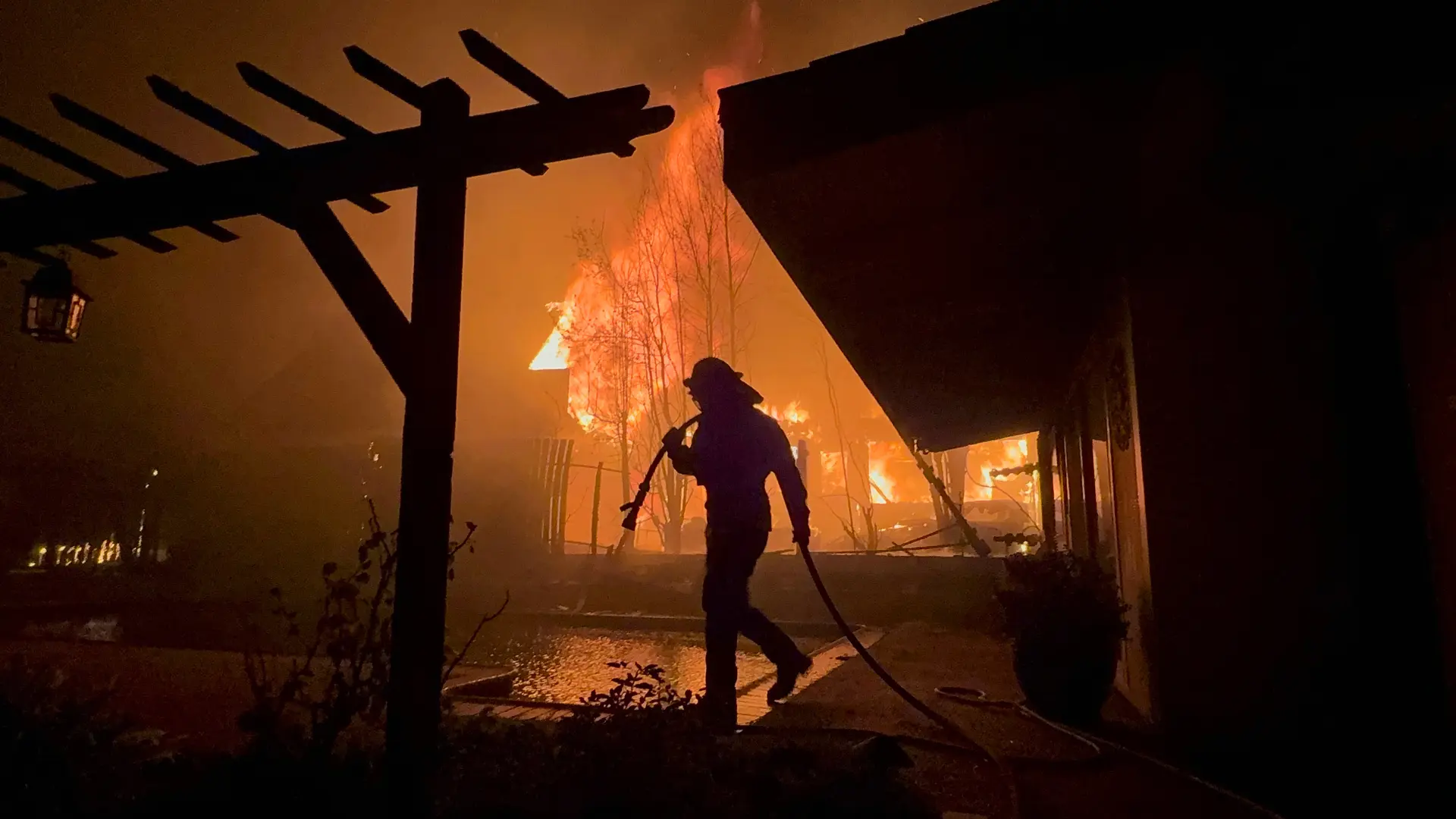 Cientos de presos arriesgan sus vidas en la batalla contra los incendios de Los Ángeles en condiciones de "semiesclavitud"