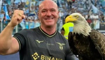 Echan al adiestrador de la mascota de la Lazio de Italia: mostró una prótesis peneana y dijo admirar a Benito Mussolini