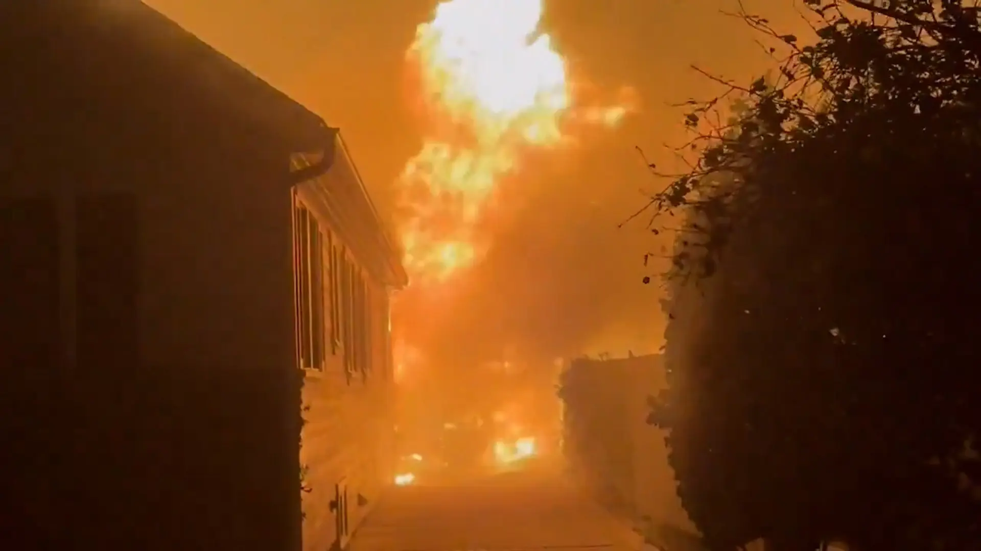 Los incendios de Los Angeles, vistos desde dentro de una casa acorralada por las llamas y otros impactantes vídeos del fuego