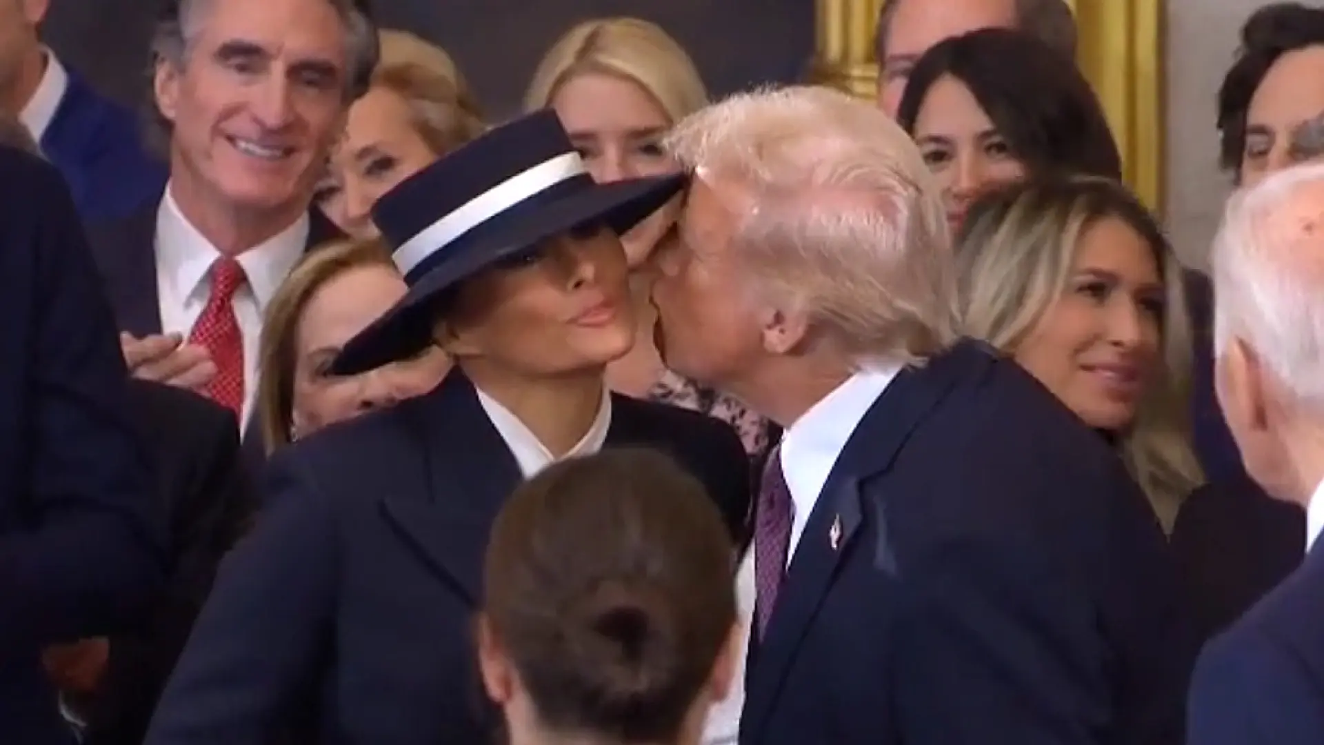 El beso al aire de Melania y Donald Trump: el nuevo presidente intenta acercarse a su mujer y el gorro se lo impide