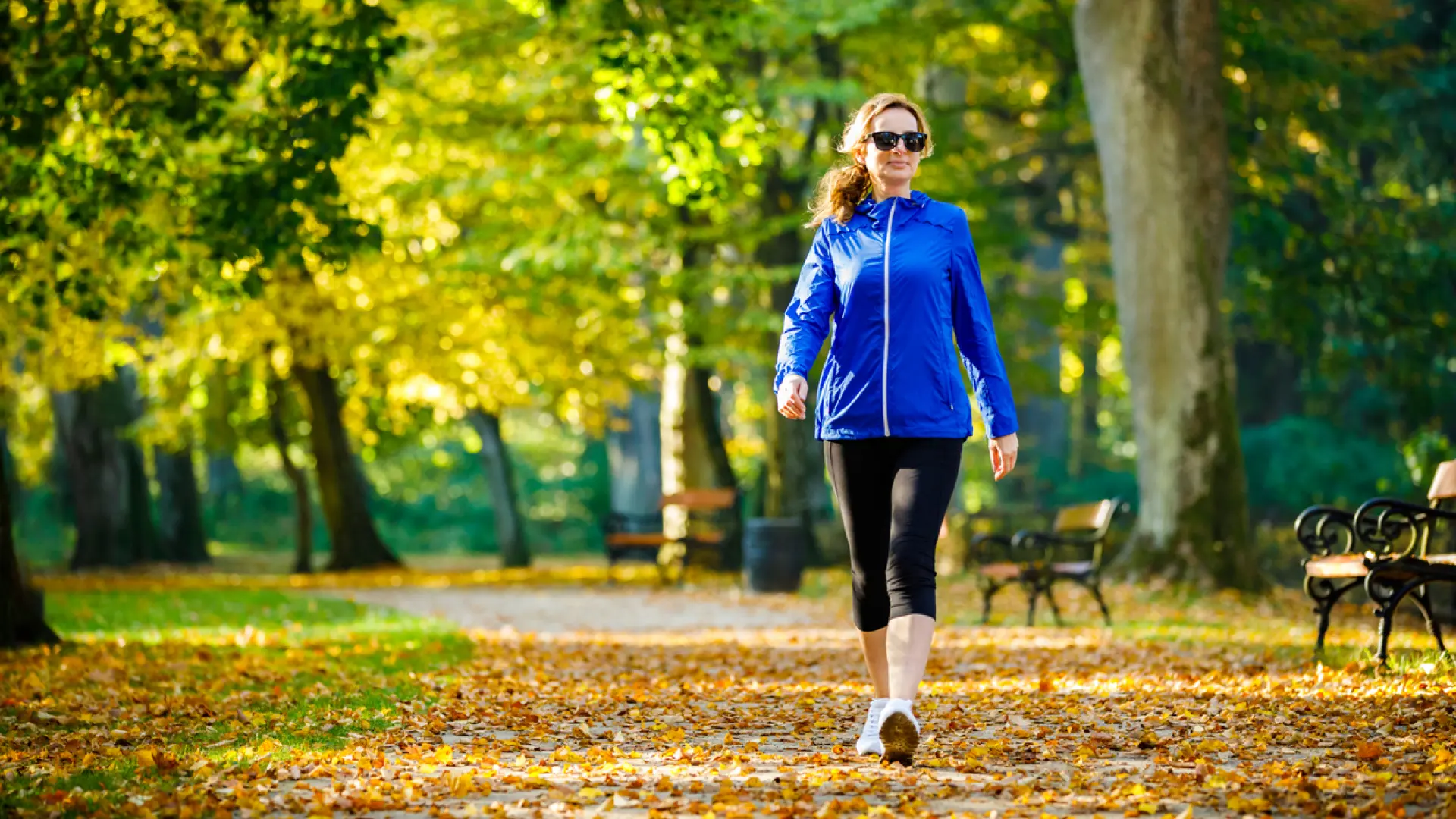 Por qué deberías caminar hacia atrás y qué beneficios tiene, según varios estudios