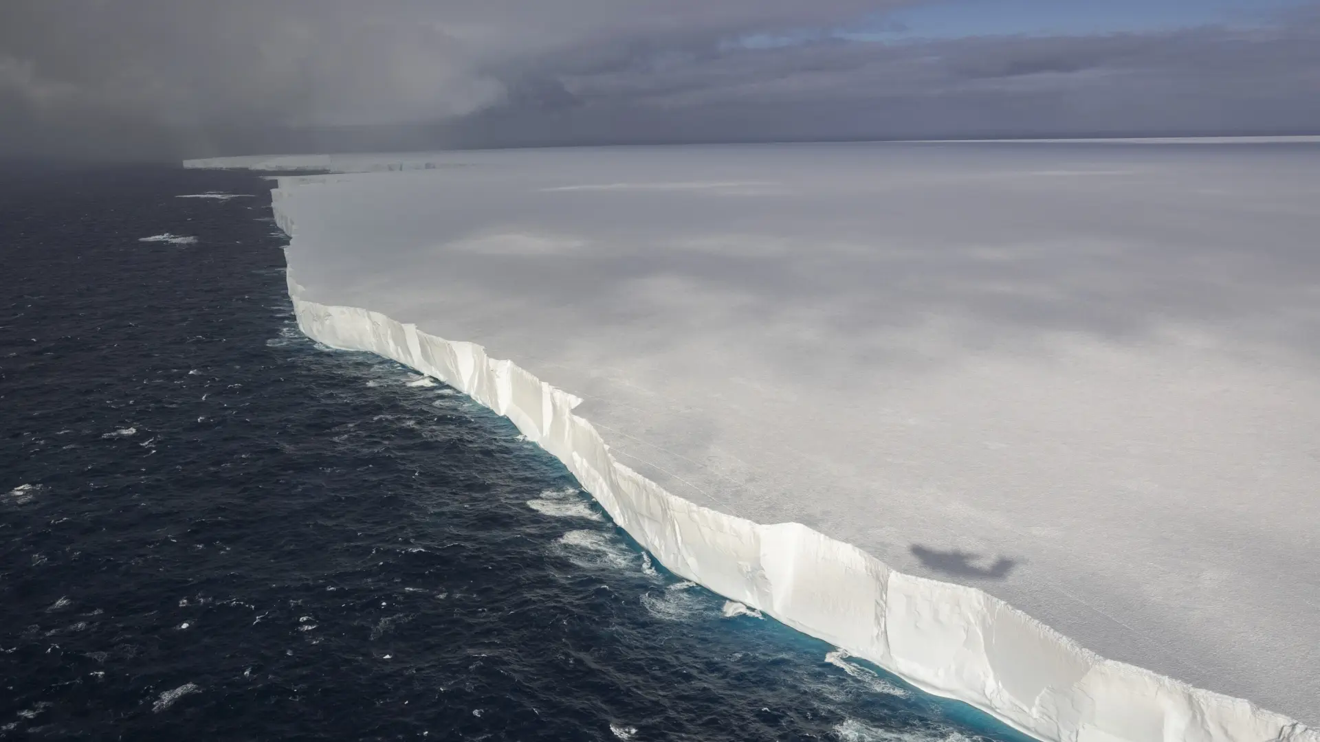 Alerta por la peligrosa trayectoria de un iceberg en movimiento: duplica el tamaño de Londres y se dirige a las islas Georgia del Sur