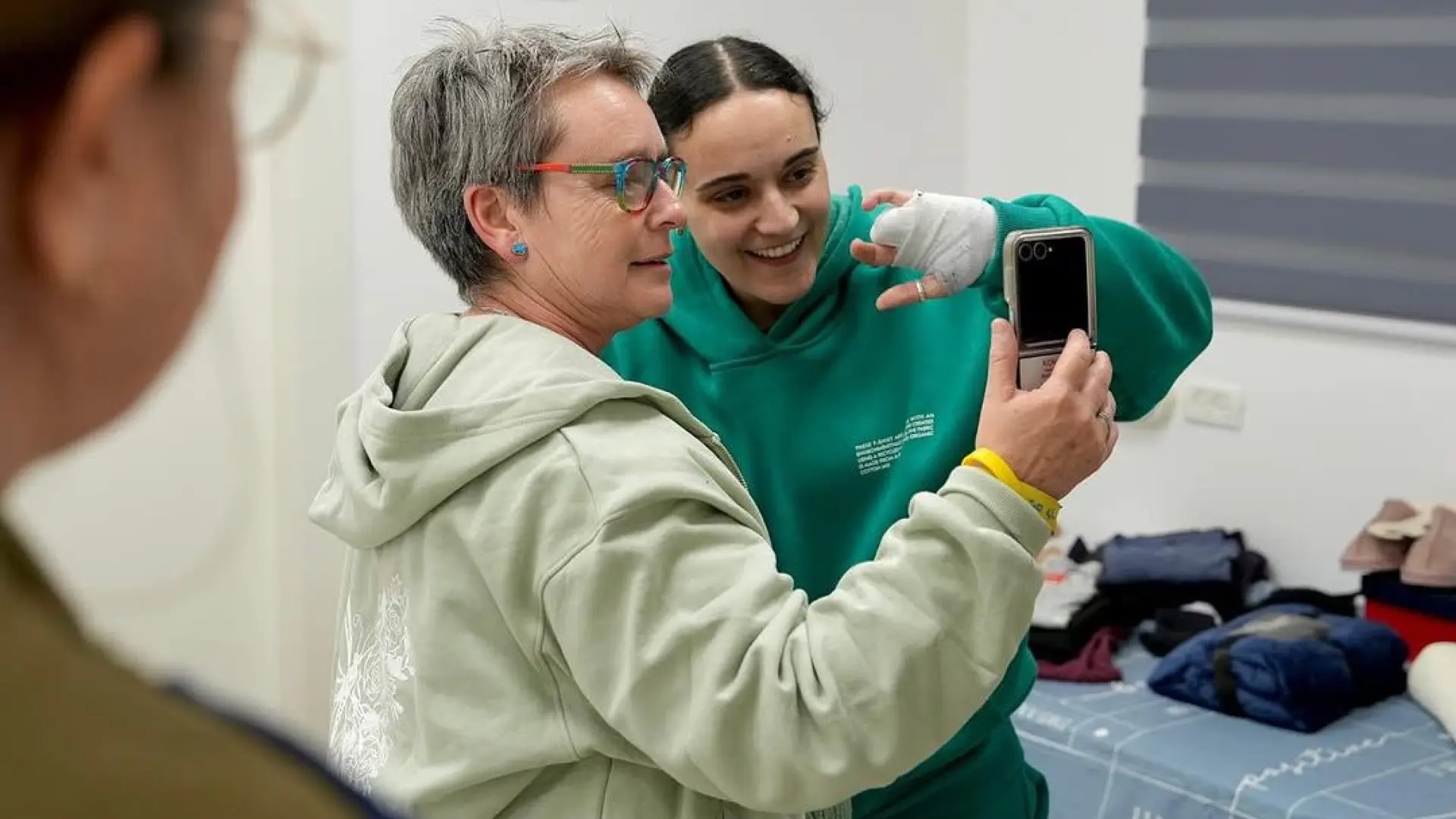 Las imágenes de la liberación de las tres primeras rehenes de Hamás y el reencuentro con sus madres