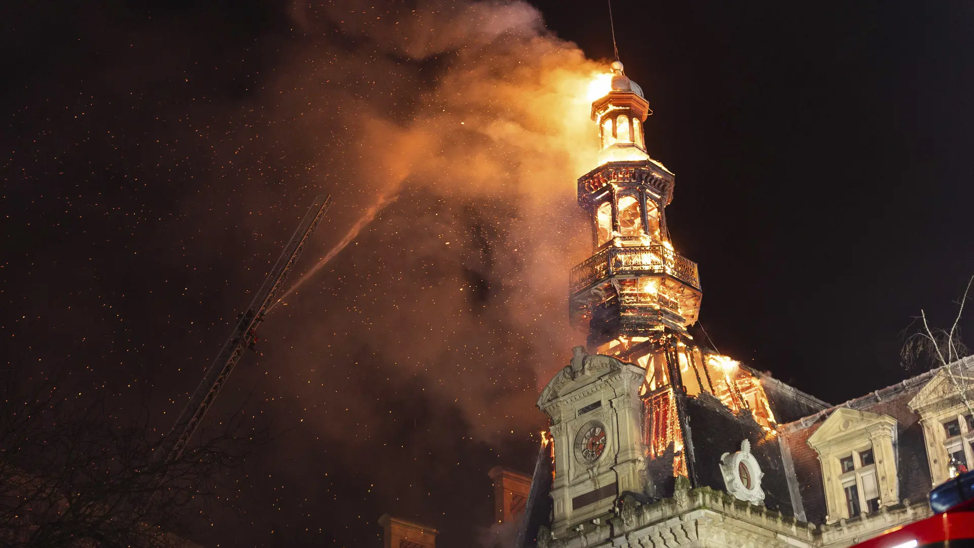 Un espectacular incendio deja graves daños en el Ayuntamiento del distrito 12 de París