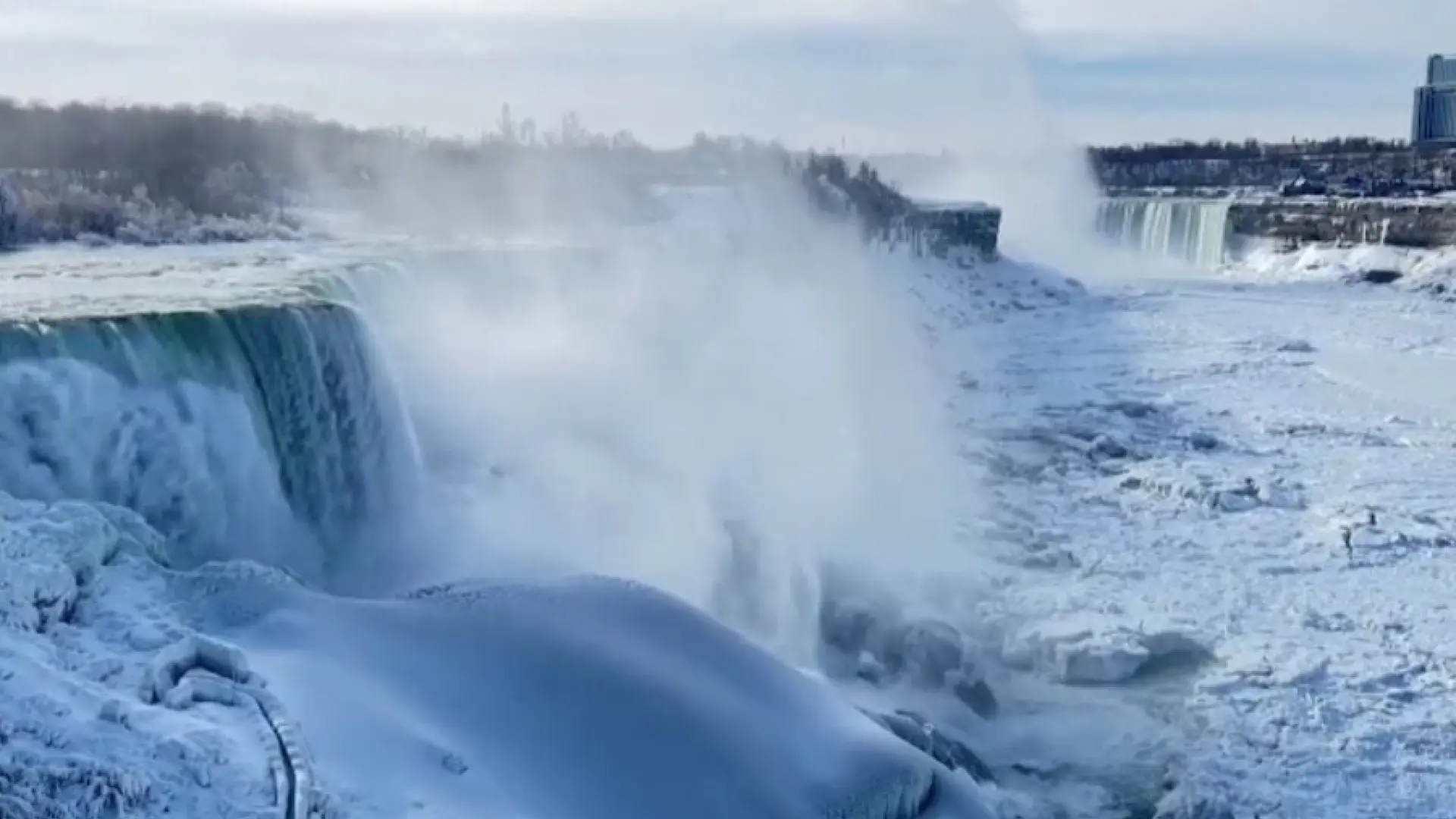 La espectacular estampa que deja el intenso frío en Nueva York: las cataratas del Niágara, cubiertas por el hielo