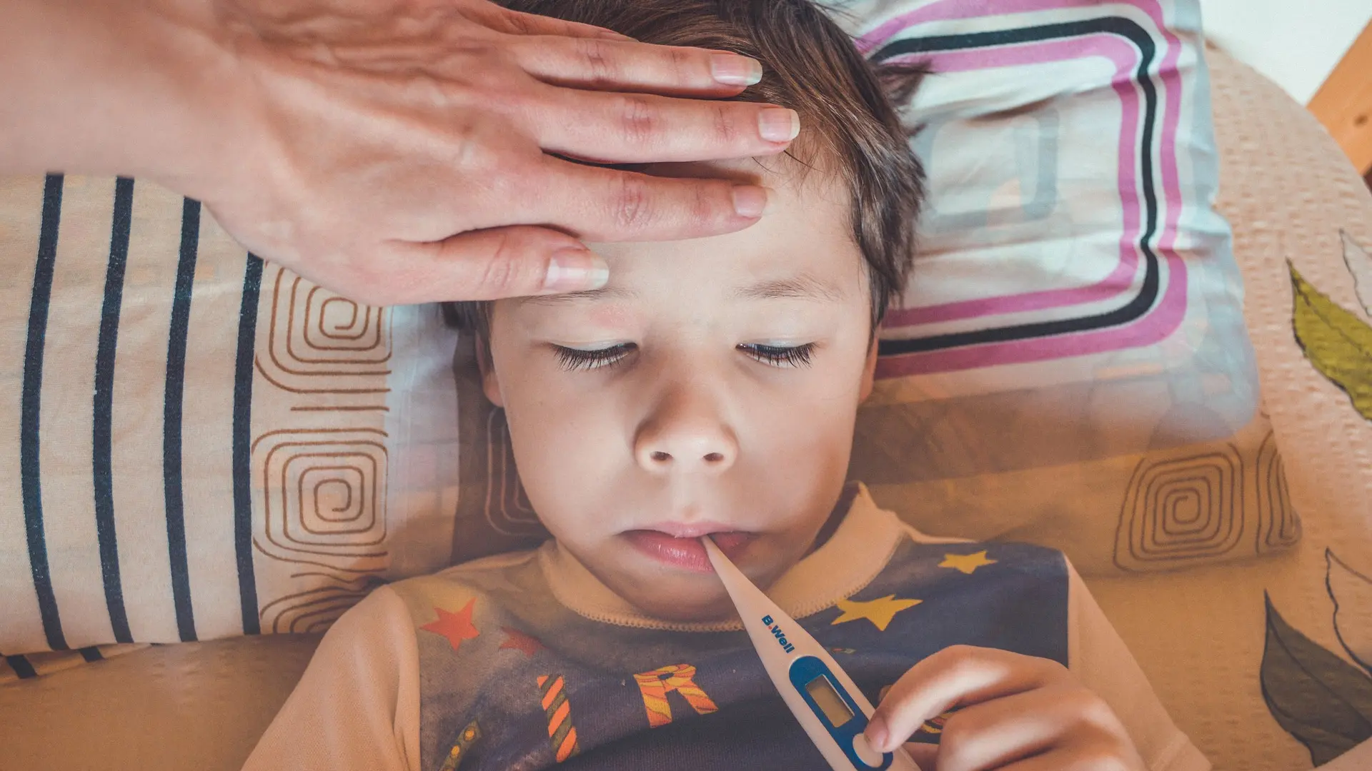 Ocho consejos a los padres de un pediatra para evitar errores comunes al afrontar la fiebre en niños y bebés