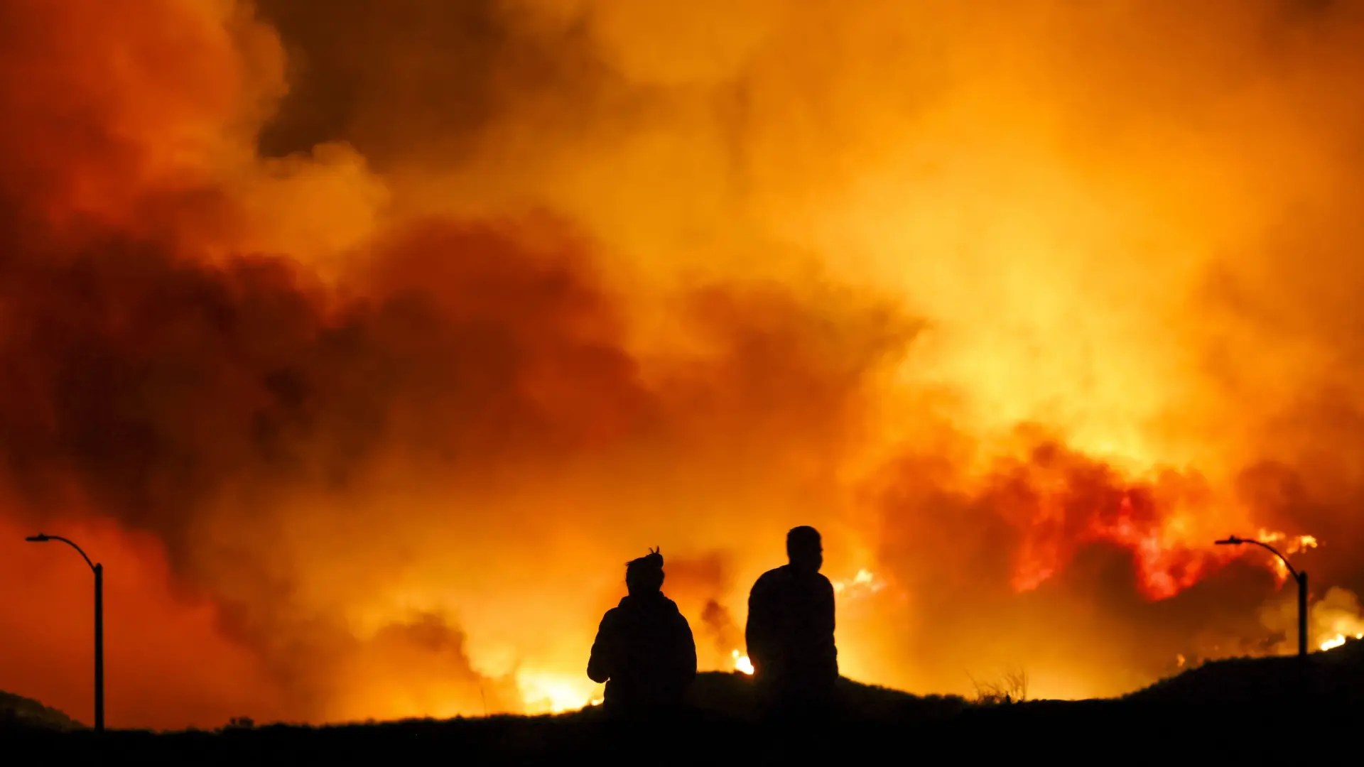 Un nuevo incendio amenaza Los Ángeles tras días de avances por los devastadores fuegos