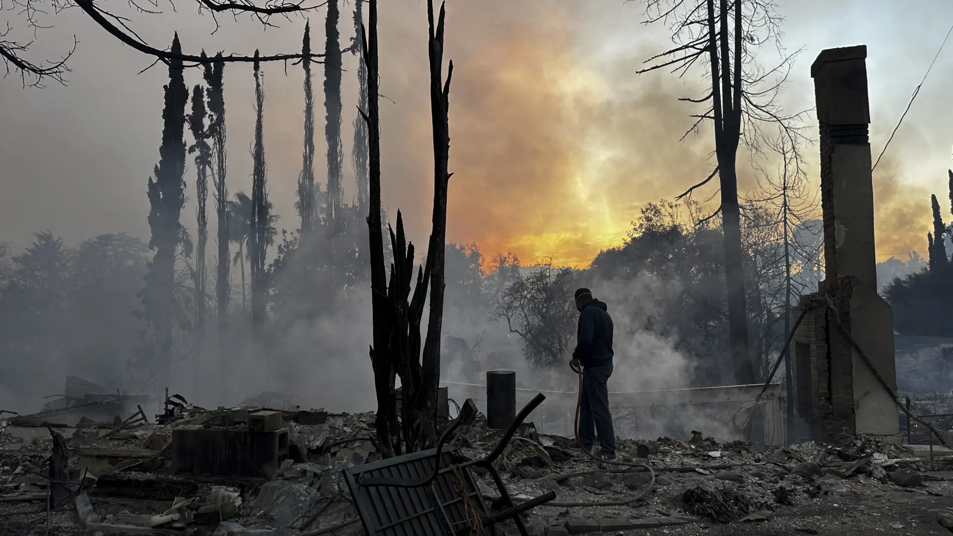 Los bomberos desbordados por los incendios en California y los vecinos luchan por salvar sus casas