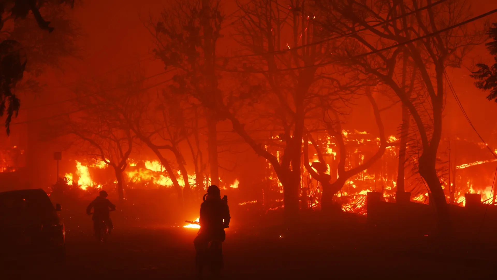 Estalla un nuevo incendio que afecta a miles de personas en el norte de Los Ángeles