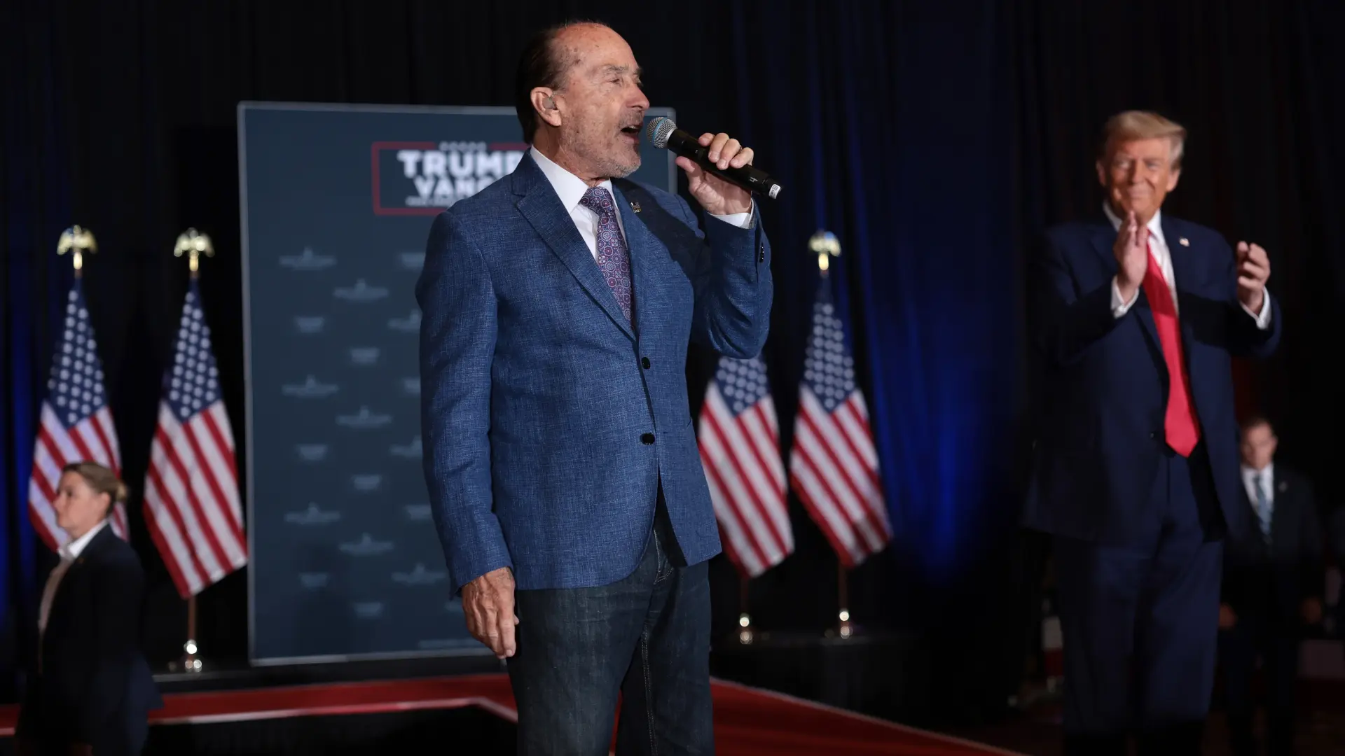 Qué dice la letra de "God Bless the USA", la canción de Lee Greenwood que Trump ha convertido en su himno de la victoria