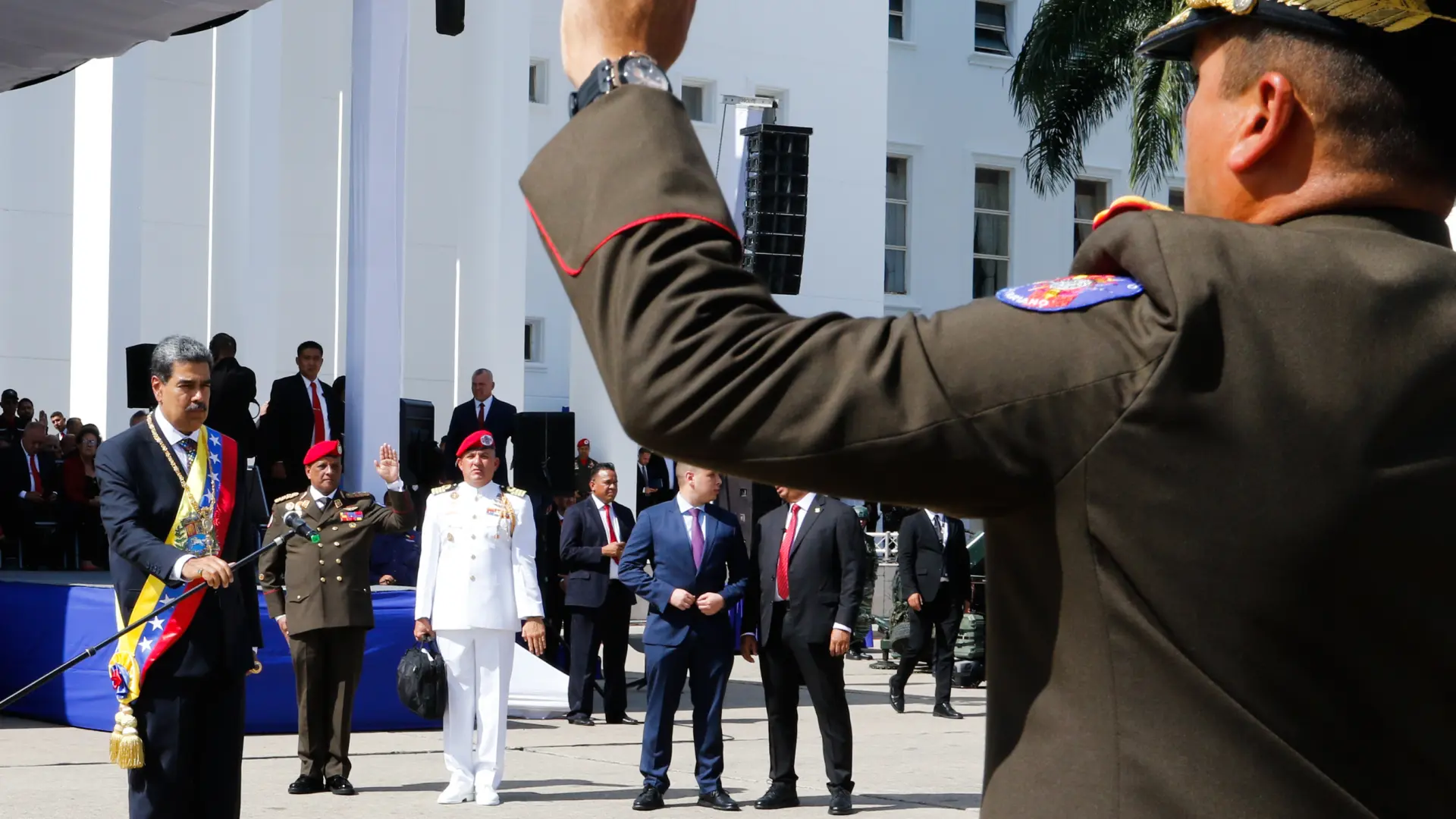 Maduro inicia su nuevo mandato de seis años apoyado en el Ejército y con EEUU y la UE negando su legitimidad