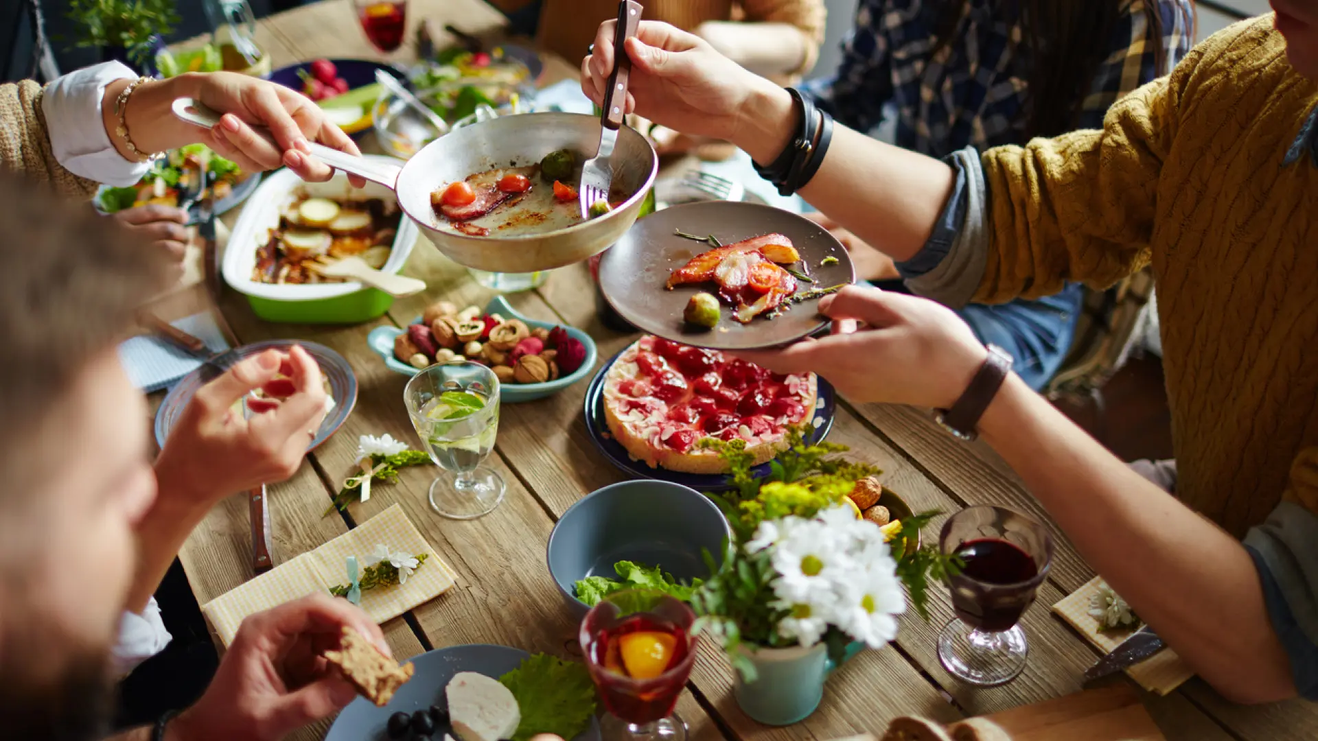 Esta es la hora a la que deberías cenar para mejorar tu salud, según un estudio