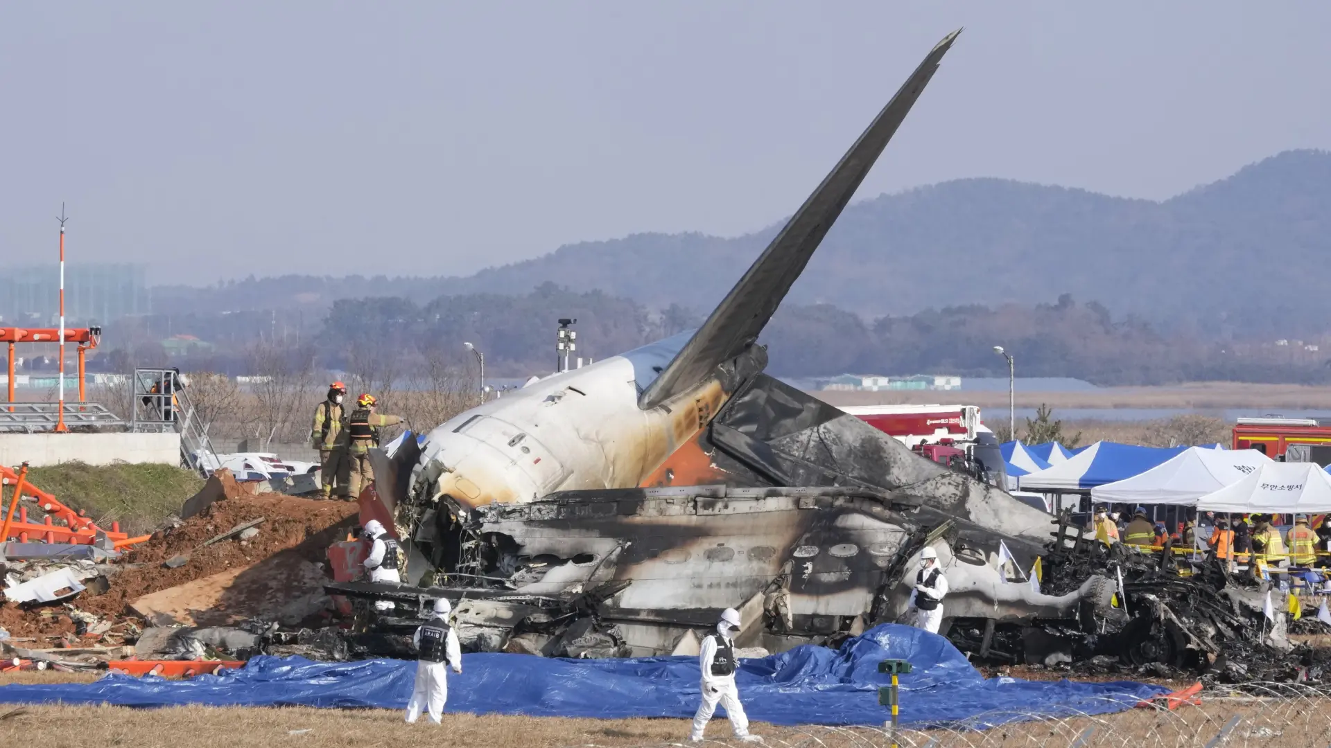 La caja negra del accidentado avión surcoreano dejó de grabar 2 km antes de aterrizar