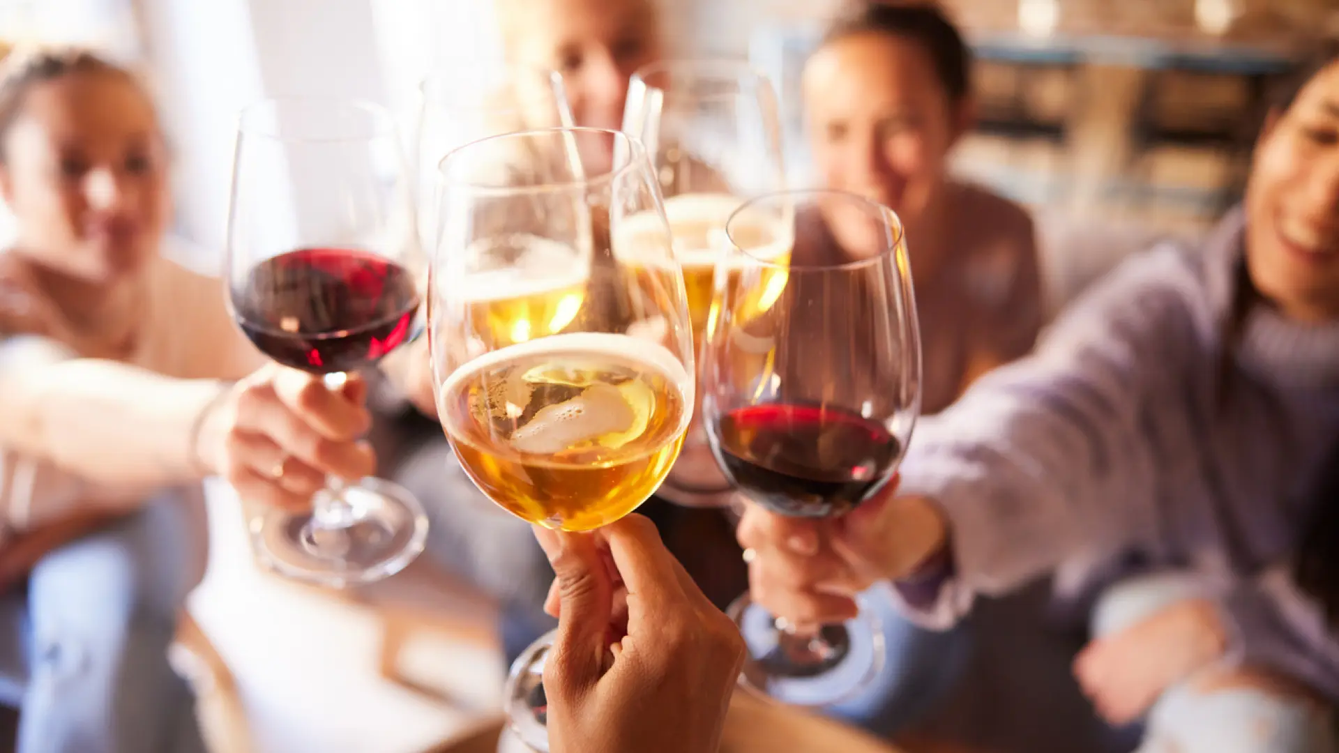 ¿Vino o cerveza? Cómo afectan a tu cuerpo, según expertos de Harvard