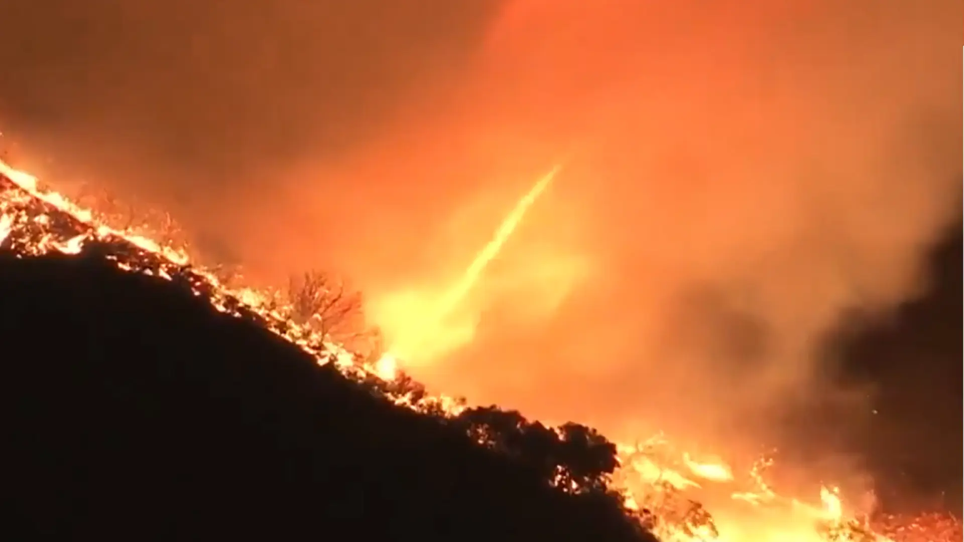 Captan un 'tornado de fuego' en los incendios de Los Ángeles: así es el fenómeno que lo produce