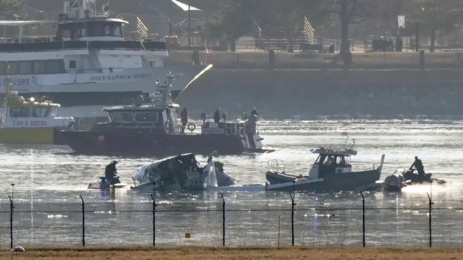 Un avión tuvo que abortar un aterrizaje por la presencia de un helicóptero en su ruta un día antes del accidente de Washington