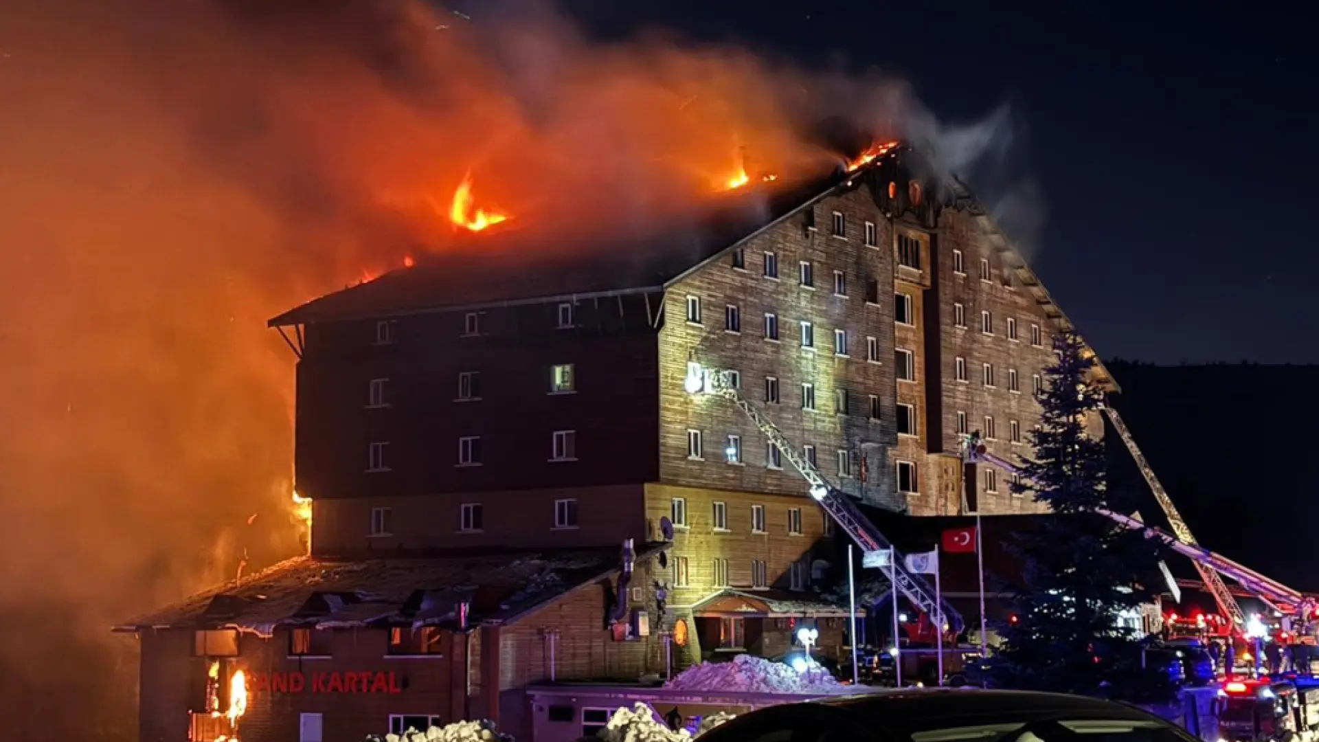 Al menos 66 muertos en un incendio en un hotel de una estación de esquí en Turquía