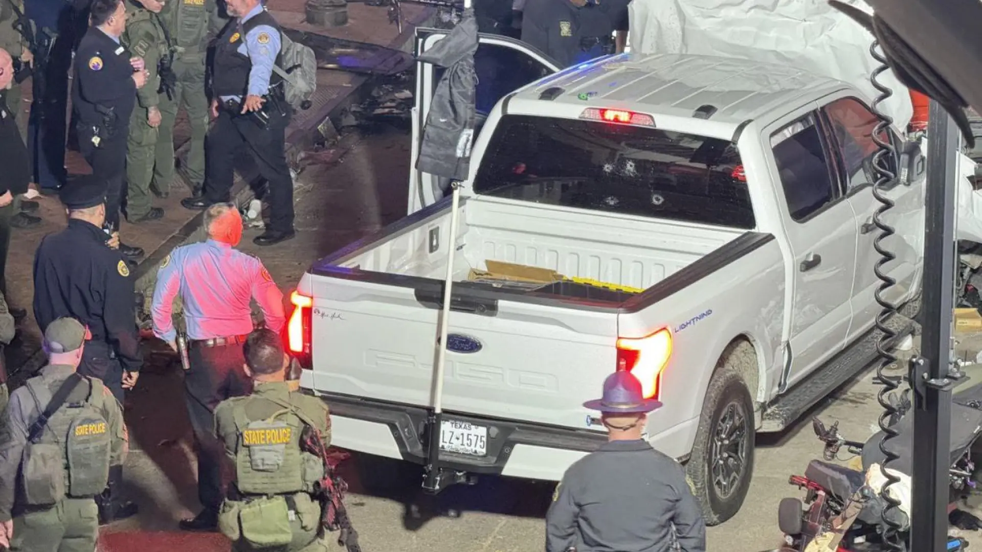 Una camioneta blanca, "explosivos" y una bandera del ISIS: las pistas que tiene el FBI para rastrear la matanza de Nueva Orleans