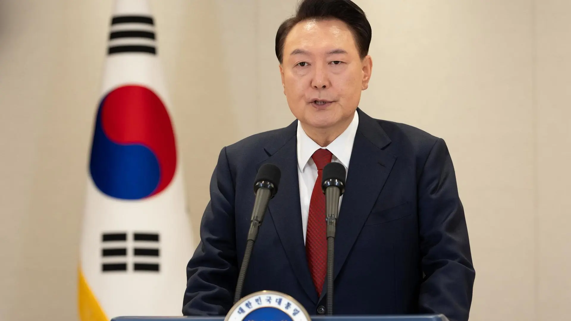 Las autoridades detienen al presidente surcoreano Yoon Suk-yeol en su residencia