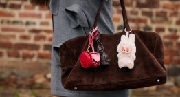 Decorar tu bolso con charms se ha convertido en la tendencia del momento (y no solo para la generación Z)