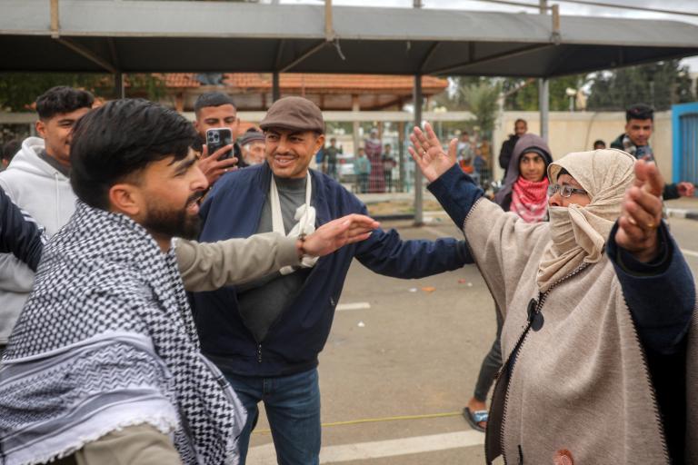 Uno de los prisioneros palestinos liberados en el quinto intercambio de rehenes bajo el acuerdo de alto el fuego de Gaza se apresura a abrazar a su madre al llegar al Hospital Europeo de Khan Yunis, en el sur de la Franja de Gaza.