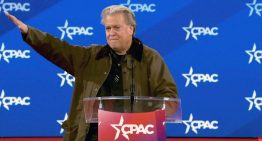 Steve Bannon reaviva polémica con saludo considerado «nazi»