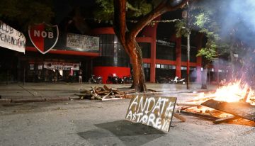 La crisis de Newell's no tiene fondo: reunión con la oposición, hinchas tomaron el estadio y hubo incidentes con la Policía