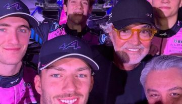 Franco Colapinto apareció sorpresivamente en la gala de la Fórmula 1: selfie con el equipo Alpine y un auto más rosado para 2025