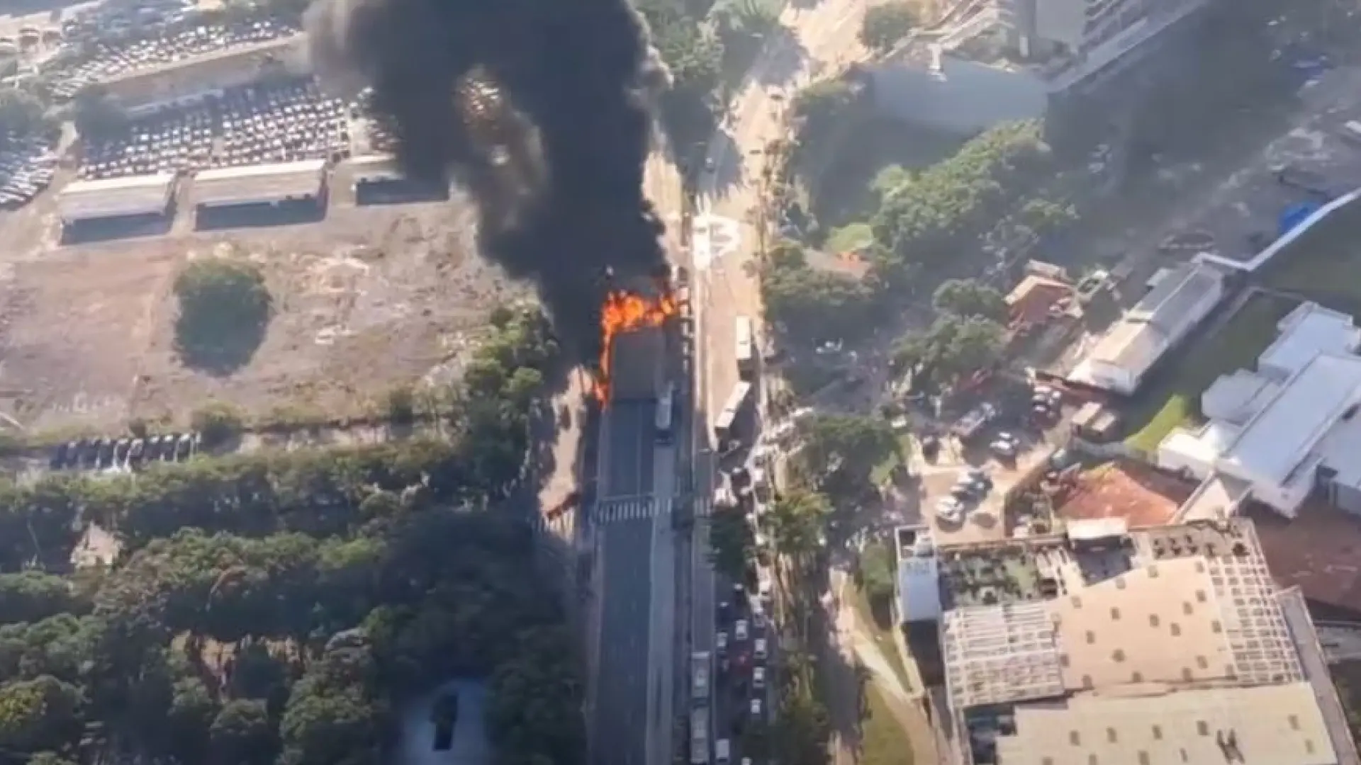 Al menos dos muertos por el impacto de una avioneta en una avenida de Sao Paulo