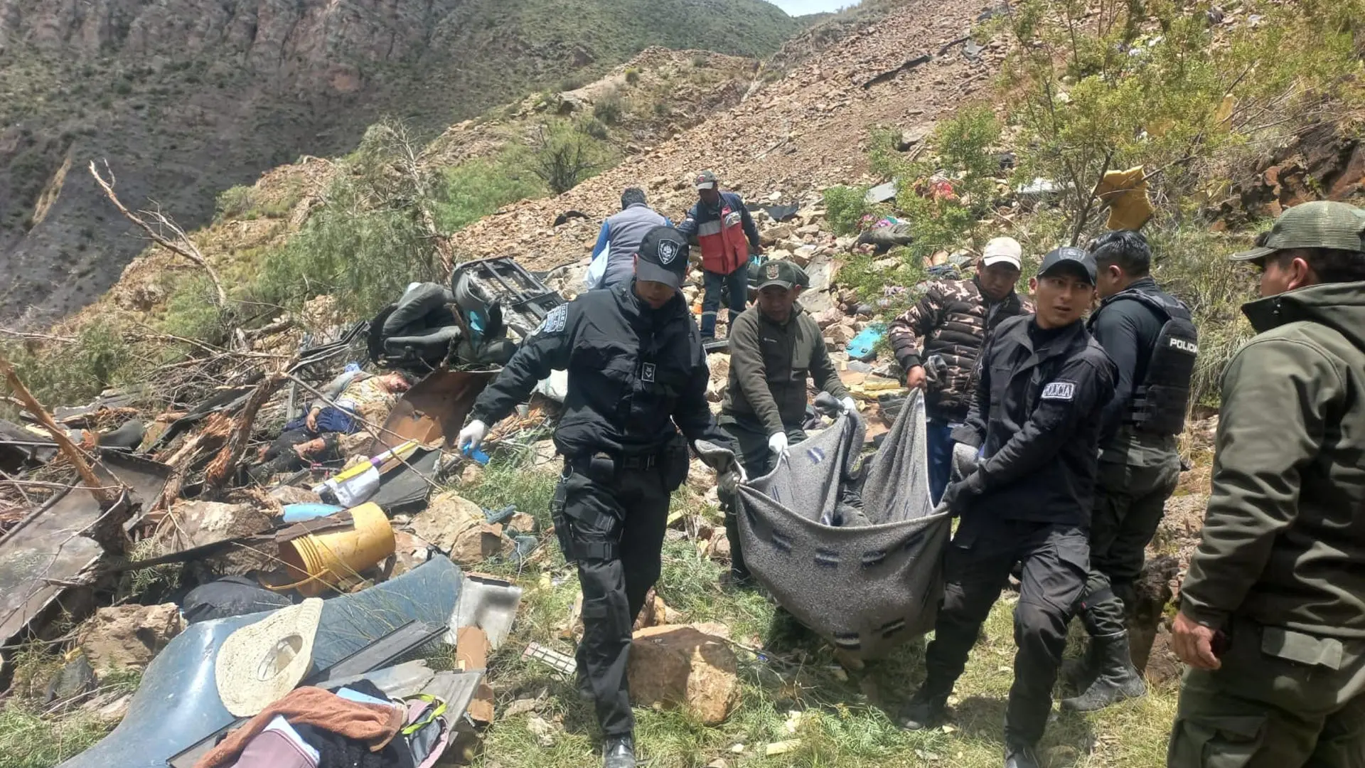 Mueren 28 personas que viajaban en un autobús que cayó en un barranco en Bolivia