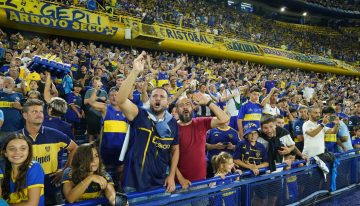 La Bombonera sacó un cancionero fulminante contra los jugadores y Gago, pero al final hubo aplausos y la gente armó su fiesta bajo la lluvia