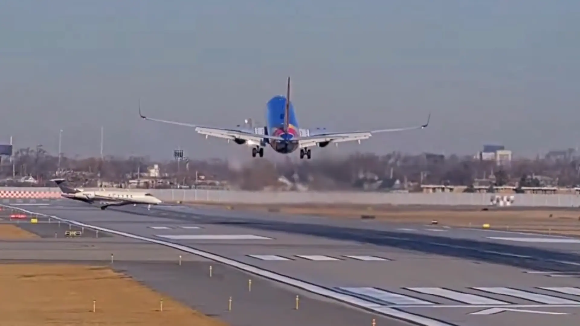 El tenso momento en el que un avión de pasajeros evita por la mínima un choque contra otro en Chicago