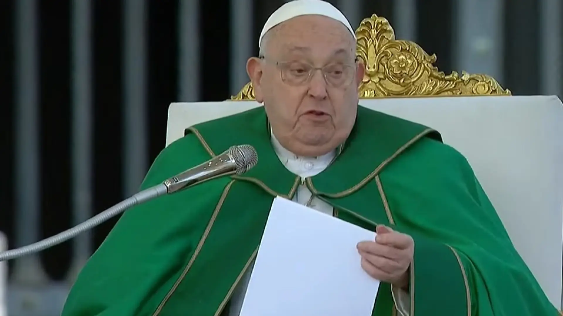 El papa Francisco interrumpe la lectura de su homilía "por dificultad en la respiración" y pide a un arzobispo que continúe