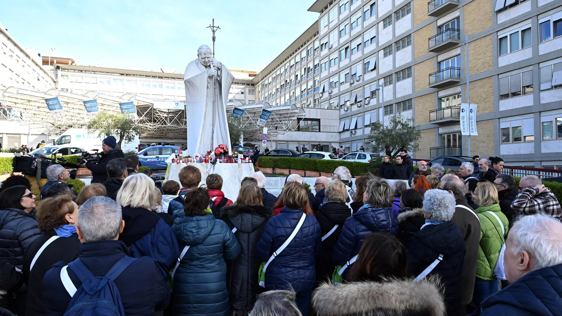 Estado de salud del papa Francisco, en directo | El pontífice "ha dormido bien" y "descansa" tras presentar una "leve mejoría"