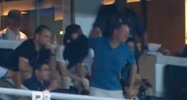 La increíble reacción del dueño de Botafogo en el 2-0 de Racing: explotó de bronca, se fue de su platea y luego le arrojó su medalla a un hincha