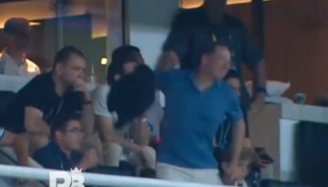 La increíble reacción del dueño de Botafogo en el 2-0 de Racing: explotó de bronca, se fue de su platea y luego le arrojó su medalla a un hincha