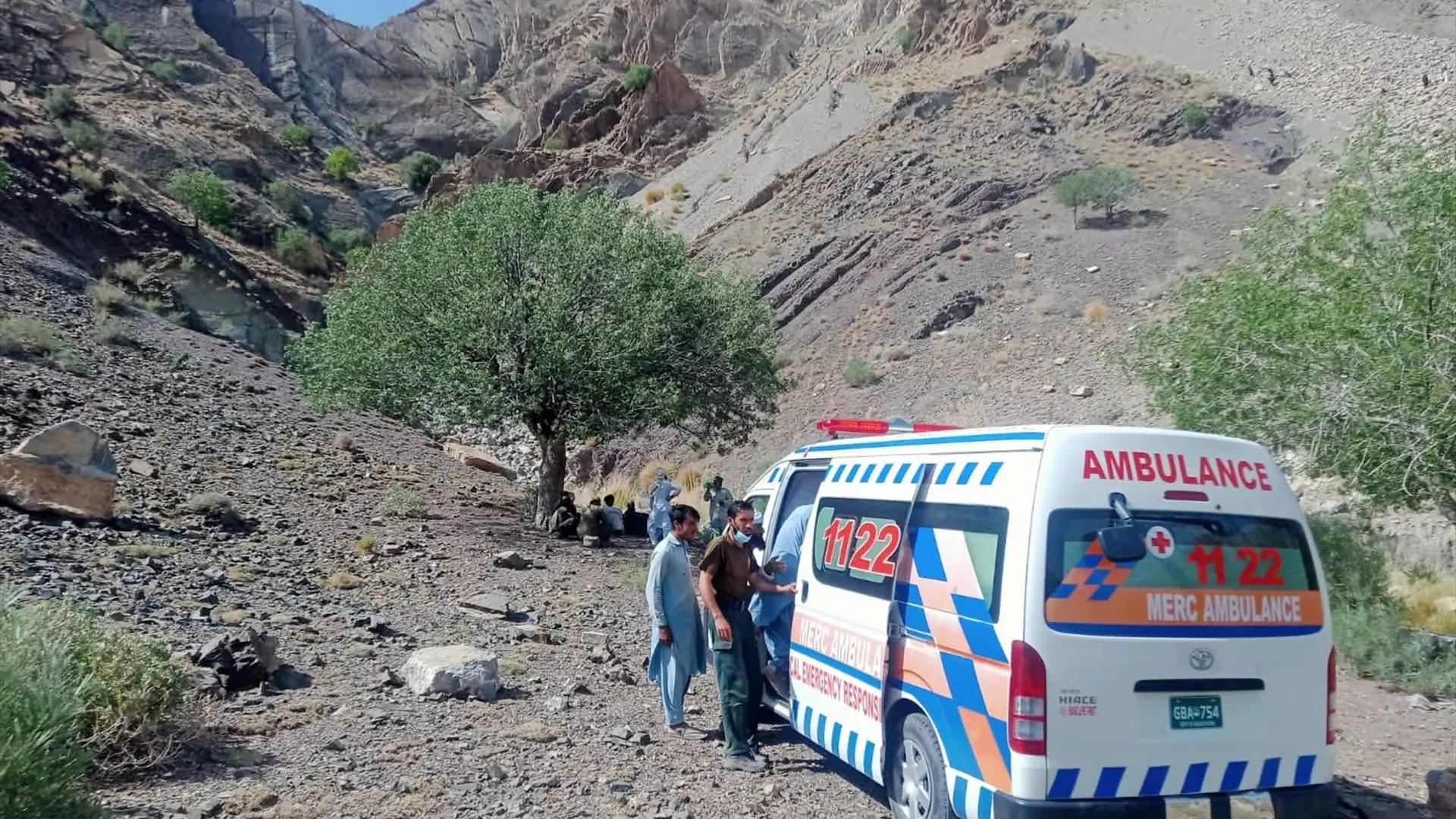 Mueren al menos ocho invitados de una boda tras despeñarse por un barranco la furgoneta en la que viajaban en Pakistán