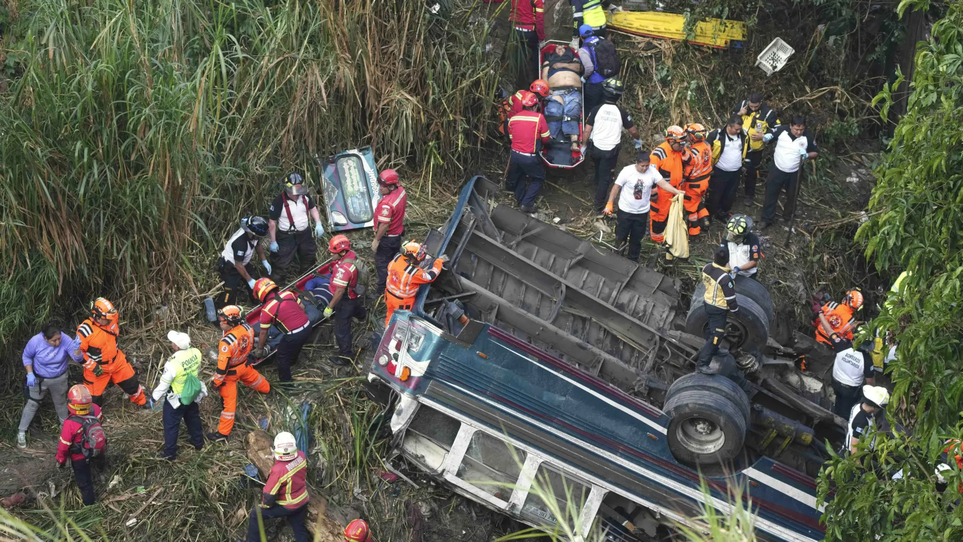 Al menos 40 muertos tras caer un autobús desde un puente en Guatemala: "Hay menores, pero no sabemos cuántos"