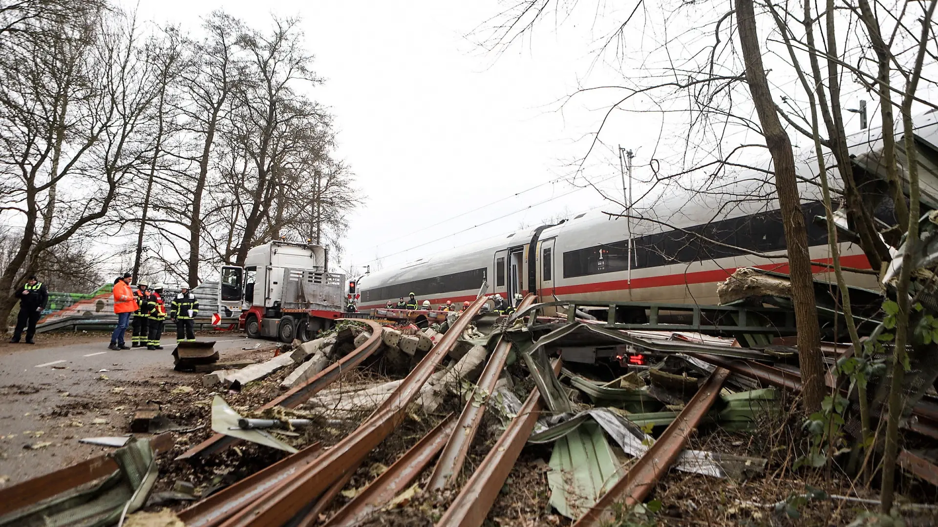 Al menos un muerto y 25 heridos en un accidente de tren en el norte de Alemania