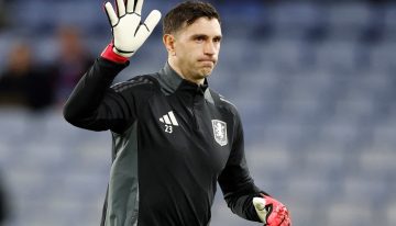 Alerta Selección: Dibu Martínez solo jugó 45 minutos en el Aston Villa y salió por precaución a un mes de los partidos ante Uruguay y Brasil