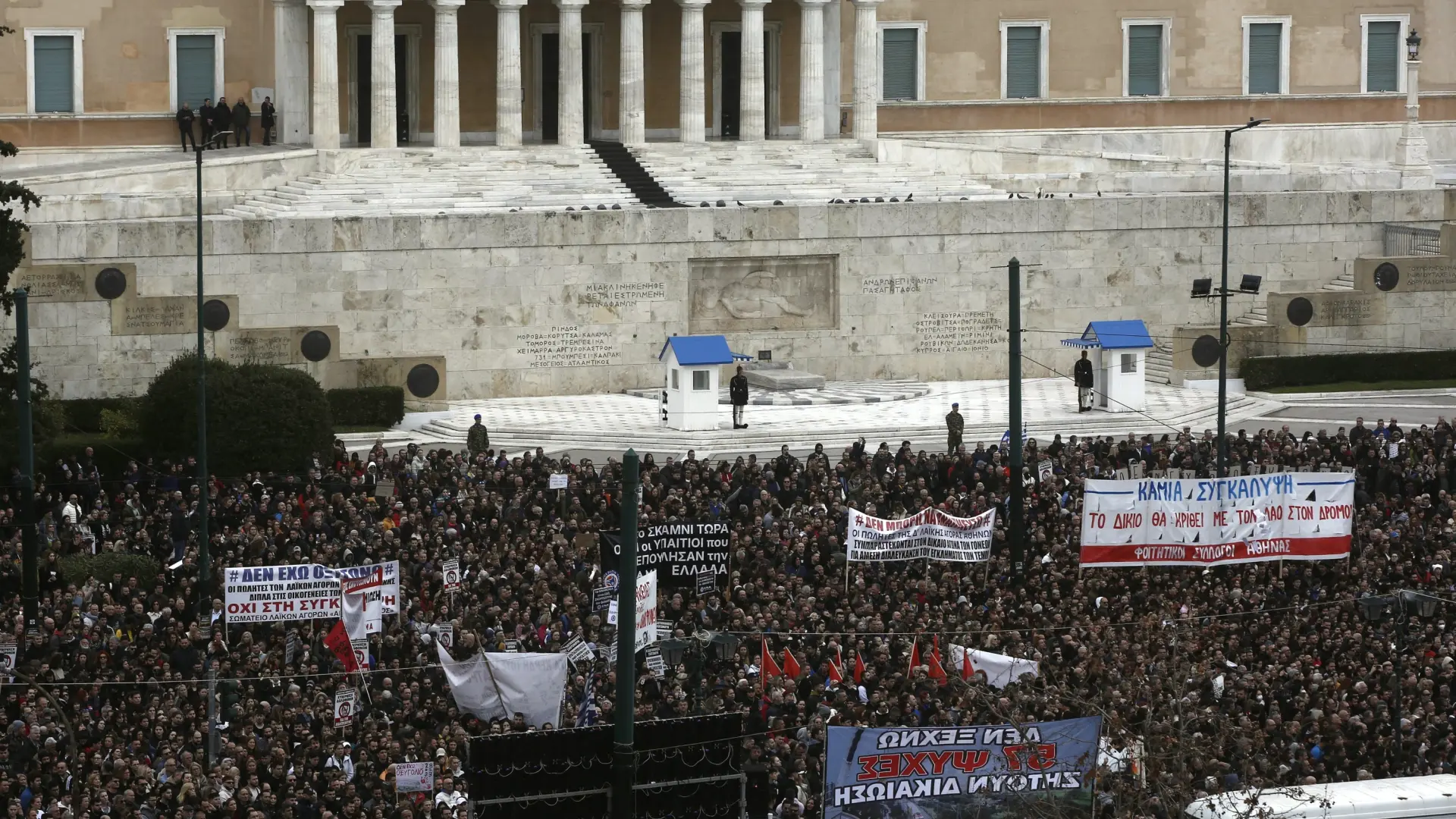 Tensa manifestación en Atenas por el 2º aniversario de choque de trenes de Tempe: lanzan cócteles molotov al Parlamento