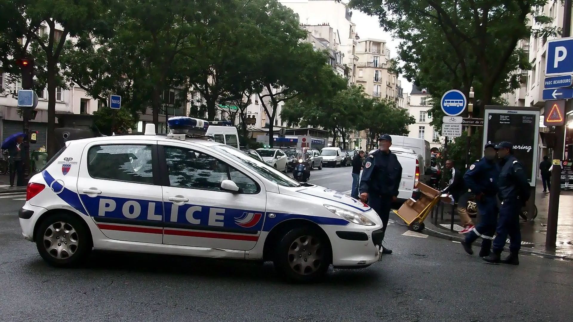 Una mujer arroja a su bebé recién nacido desde la ventana de un hotel de París