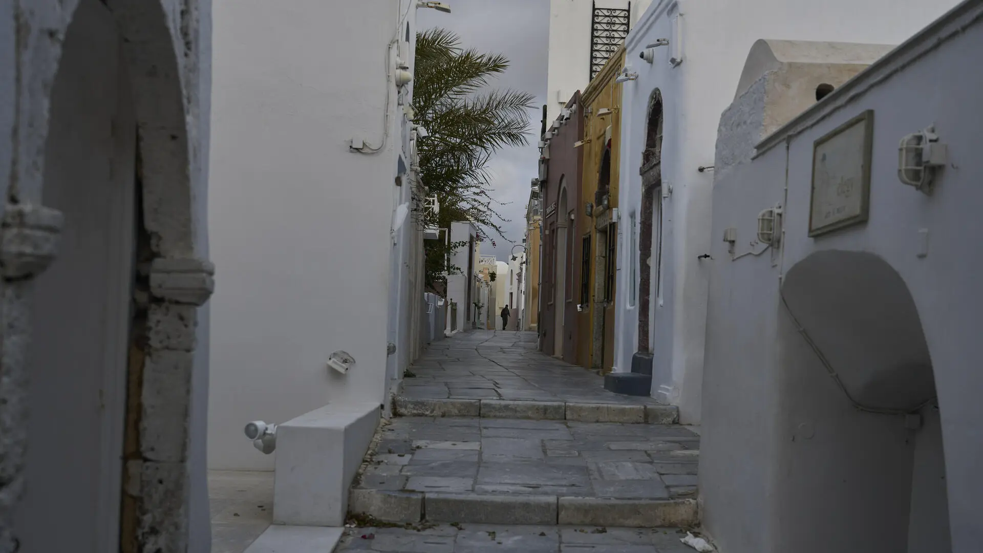 Las impactantes imágenes de las calles vacías de Santorini por el miedo al volcán