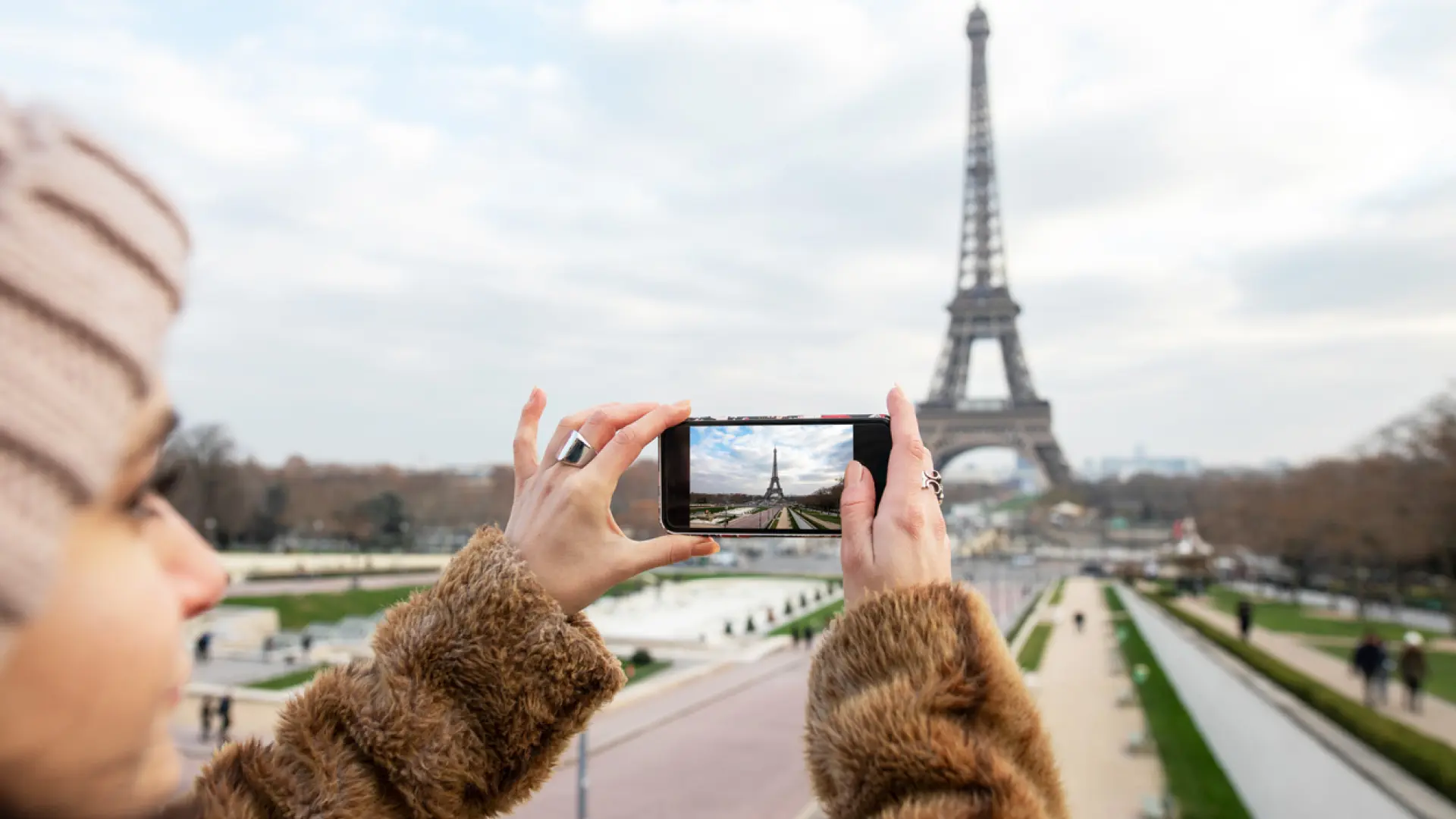 La Torre Eiffel instalará un puente colgante temporal para que los visitantes puedan cruzarla a 60 metros