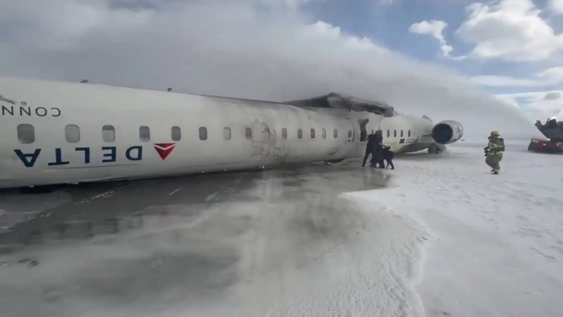 Delta ofrece 30.000 dólares a los pasajeros del avión de Canadá que volcó al aterrizar